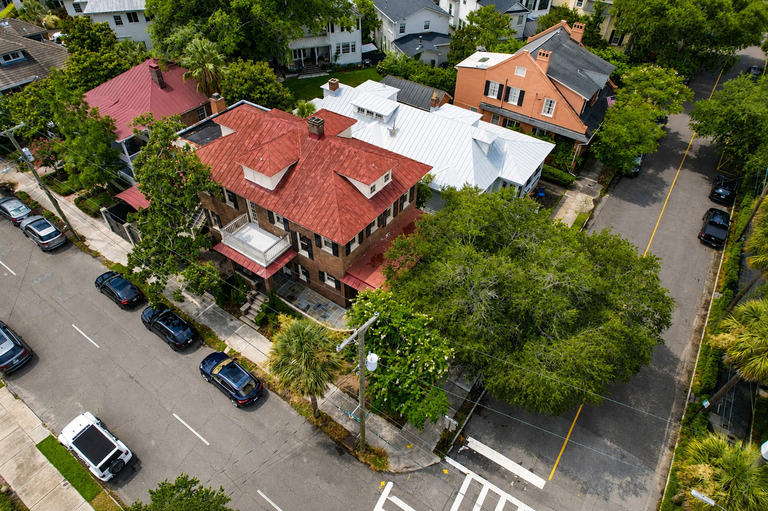 Corner view of the Wilson-Cochran House at Tradd Street and Rutledge Avenue